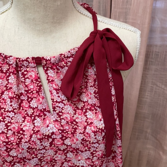 Beautiful floral top with unique tie sleeve - Picture 2 of 5